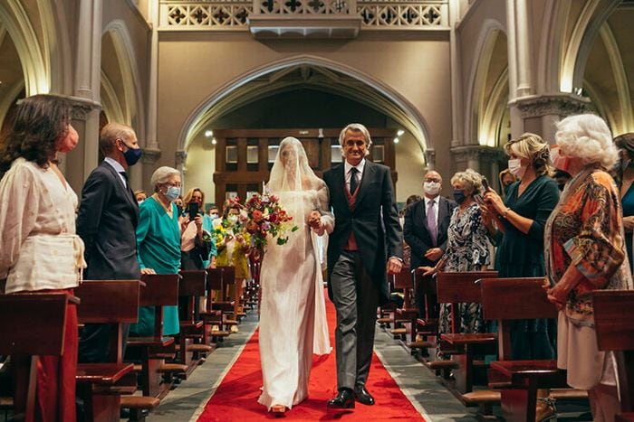 La novia acudiendo al altar de la iglesia