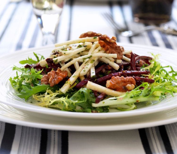 Ensalada de escarola con manzana, remolacha y nueces