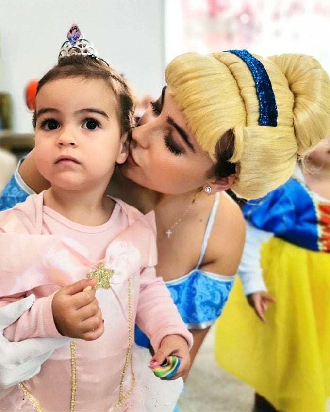 Alana Martina recibe como regalo de cumpleaños... ¡un retrato con papá!