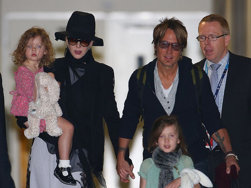 Nicole Kidman y Keith Urban con sus hijas 