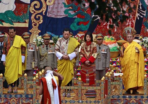 Además de estar emocionado con el 'sí, quiero', el rey contó durante el enlace con la presencia de una de las personas más importantes de su vida, su padre, Jigme Singye Wangchuck. El anterior monarca de Bután se mantuvo a su lado derecho durante toda la ceremonia, siguiendo de cerca y sin perder detalle de uno de los días más importantes para su hijo