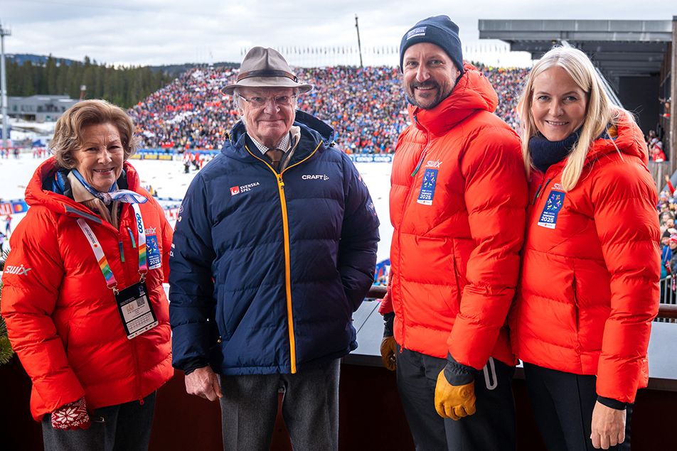 Carlos Gustavo de Suecia, Haakon de Noruega, Sonia de Noruega y Mette-Marit de Noruega en el campeonato de Esquí de 2025