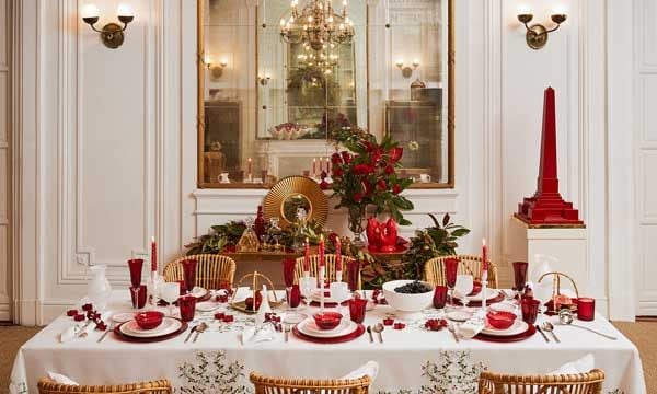 Tradicional, pero sin perder un ápice de sofisticación, esta propuesta de Zara Home (zarahome.com) vestida con un mantel bordado, apuesta por el rojo, como color dominante.
