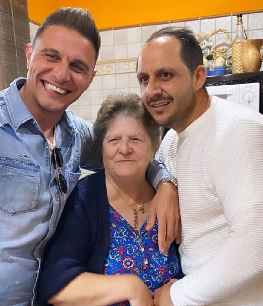 Joaquín Sánchez con su madre y su hermano Ricardo