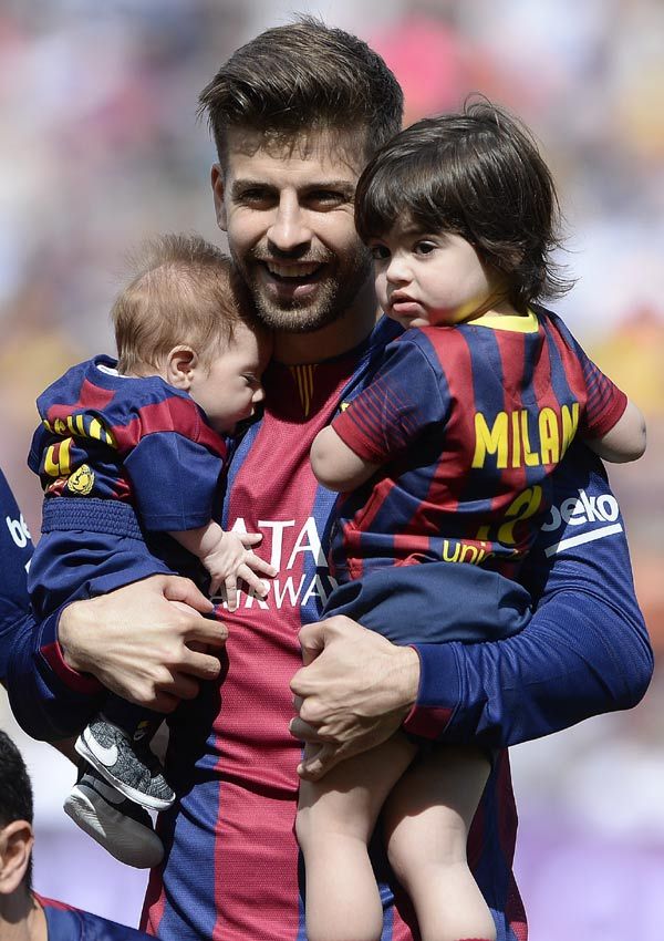 En abril de 2015 y ante los ojos de una orgullosa Shakira, Sasha Piqué saltó al campo por primera vez con su padre y su hermano Milan
