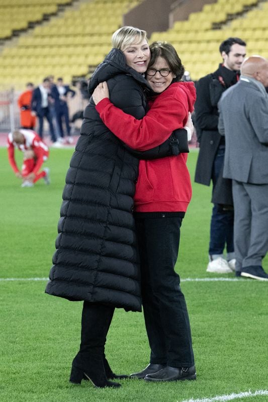 Charlene de Mónaco abrazando la princesa Estefanía