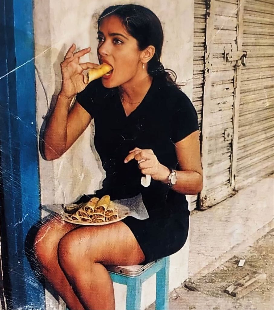 Hace unos años, Salma Hayek compartió esta nostálgica foto comiendo tacos en su natal veracruz.