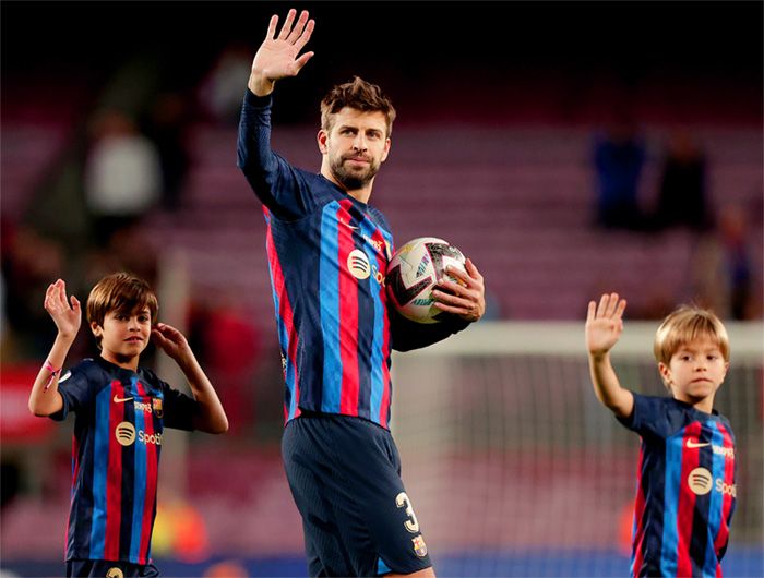 Piqué, con sus hijos