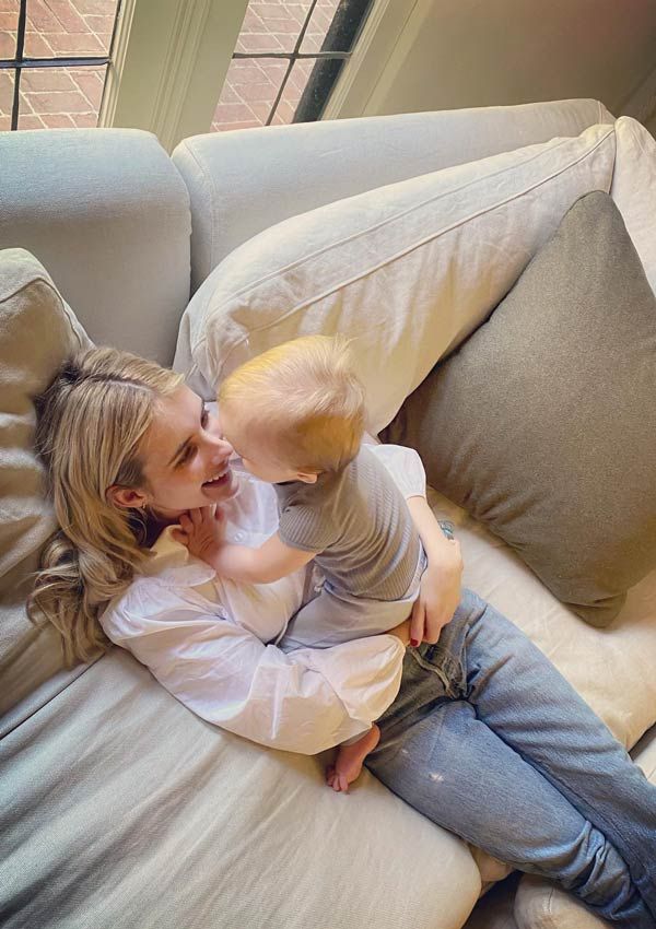 Emma Roberts con su hijo