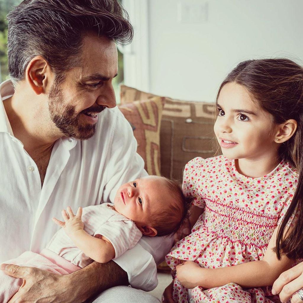 Eugenio Derbez junto a Aitana y Kailani