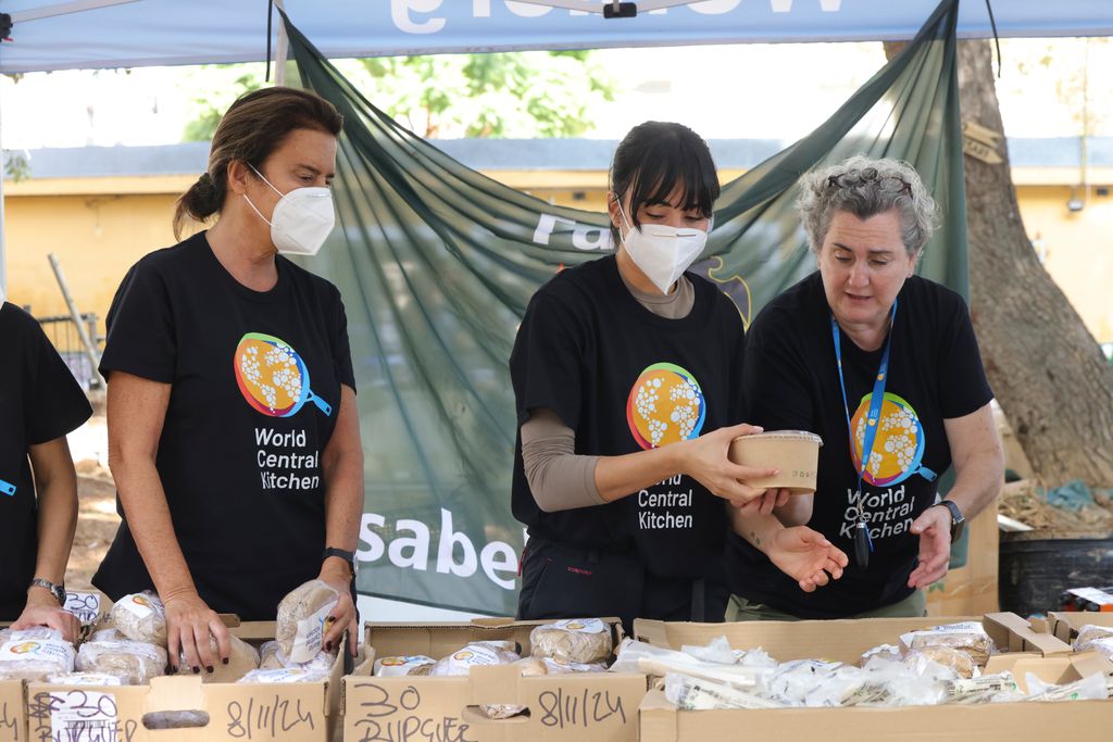 Aitana ayudando en Valencia el 9 de noviembre de 2024