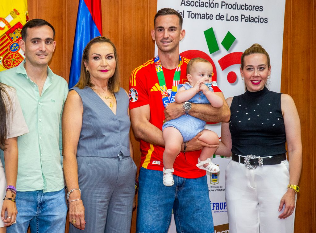El futbolista Fabián Ruiz junto a su familia en Los Palacios, en Sevilla el 16 de julio de 2024