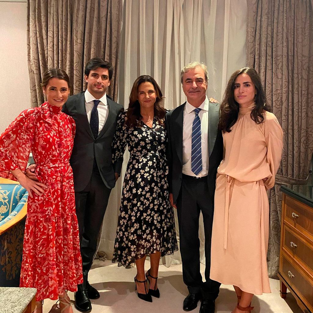 Carlos Sainz y Reyes Vázquez de Castro con sus tres hijos