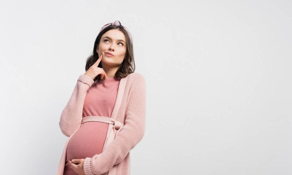 mujer embarazada dubitativa