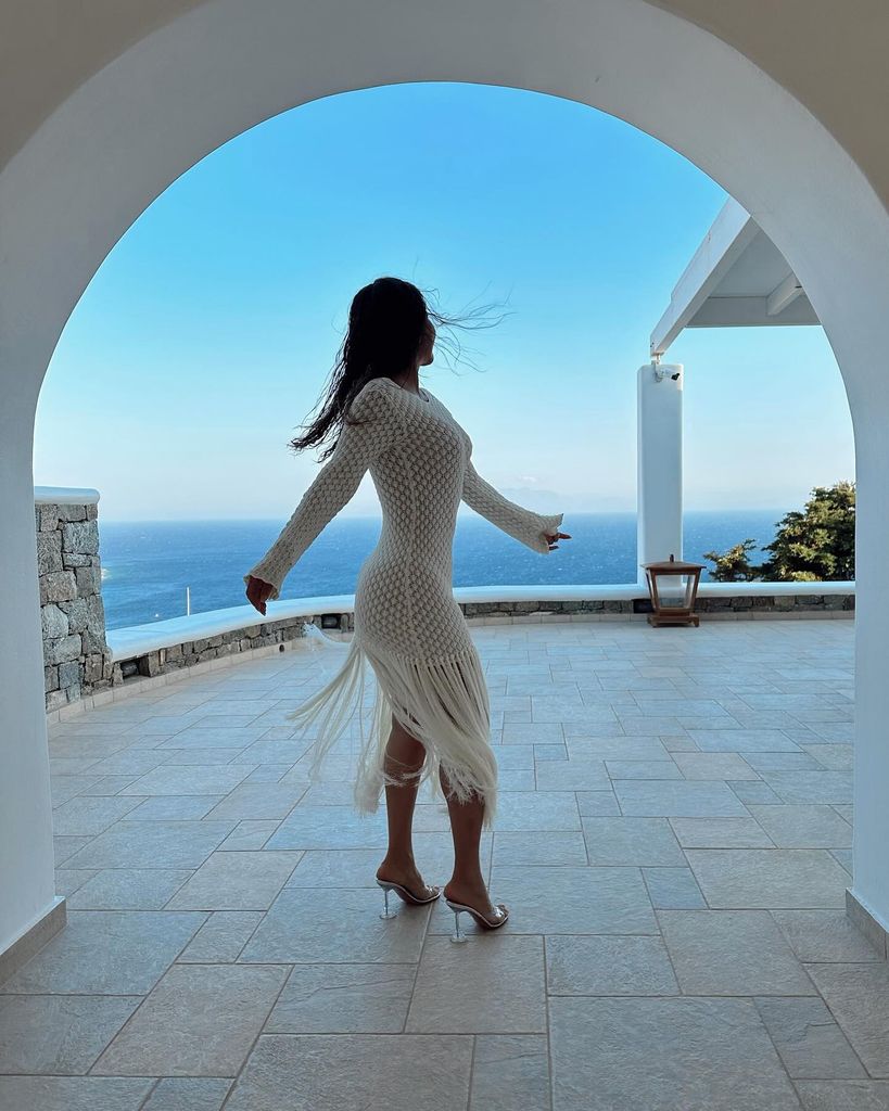 'Chiqui' Delgado lució guapísima en un vestido blanco de crochet.