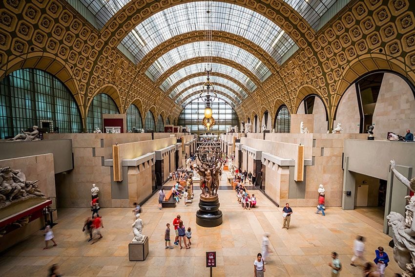 Interior del Musée d'Orsay en París, Francia