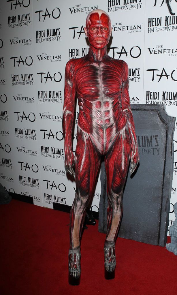 heidi klum con disfraz de cuerpo humano en halloween