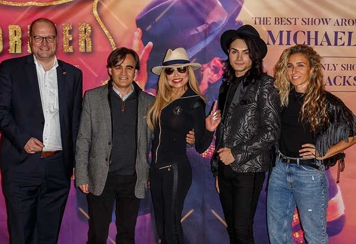 La Toya Jackson posando con los protagonistas y actores del musical