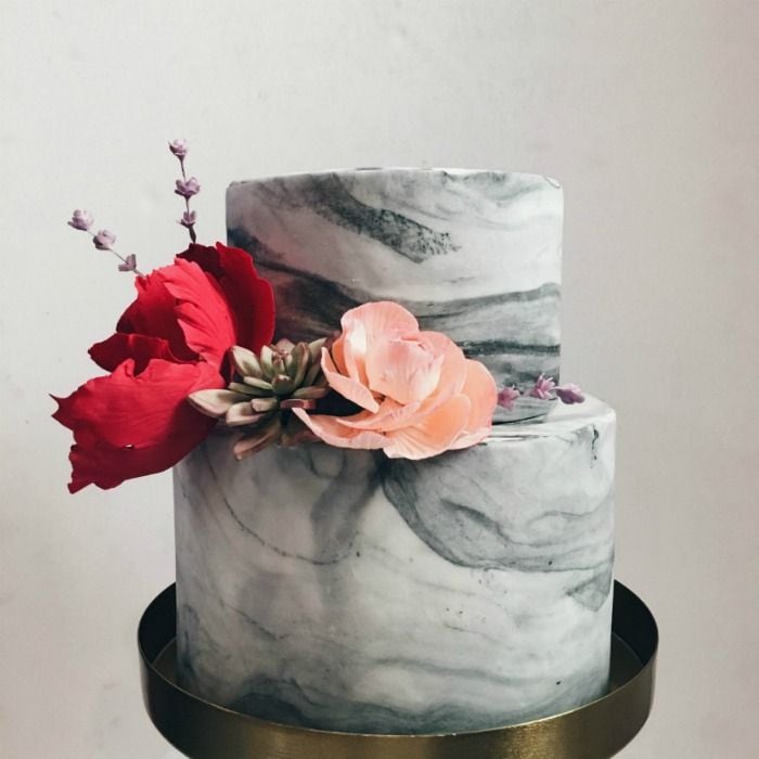 La 'tarta-mármol' es una de las tendencias reposteras más bonitas de 2016, y lo mejor es que puedes hacerla en casa para una celebración pre o post-boda.

Creación y foto: Meg Skill / @nutmegcakedesign
