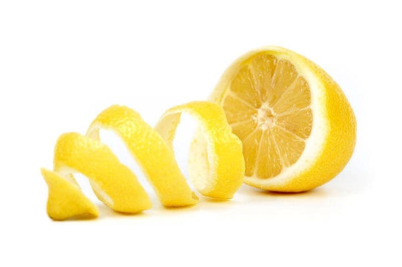 Utiliza la piel del limón para remover la placa dental