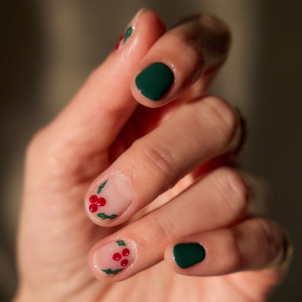 Manicura navideña con dibujos de hojas de abeto