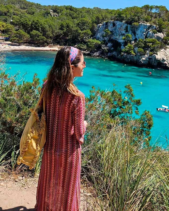 Isabel Jiménez contemplando una de las preciosas calas de Menorca
