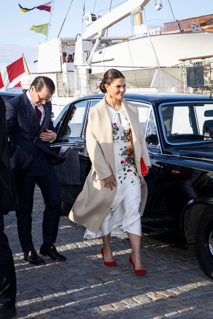 Victoria y Daniel de Suecia llegando al Dannebrog, el yate real de Federico y Mary de Dinamarca, en mayo de 2024, para celebrar el primer viaje oficial de los daneses