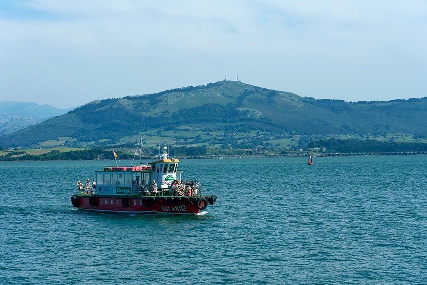 Barcos turísticos que recorren la bahía de Santander
