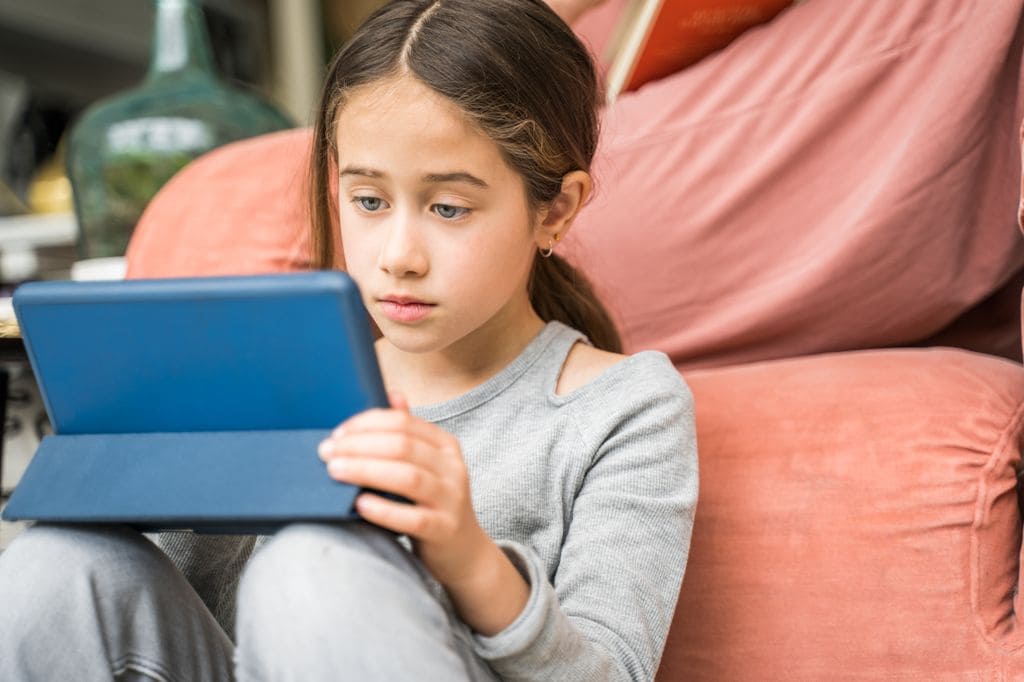 Niña mirando preocupada una tablet