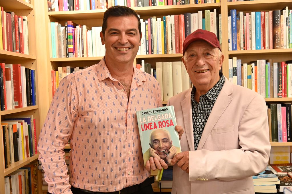 Carlos Ferrando y el presentador Cesar Heinrich el 16 noviembre de 2022