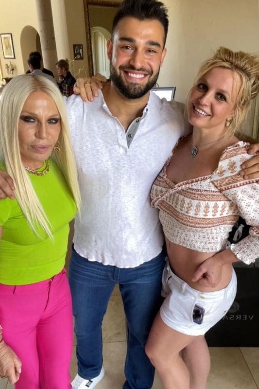 Britney Spears muestra una parte de su vestido de novia