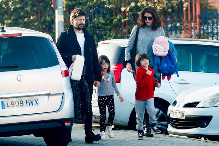 El actor con su mujer y sus dos hijos mellizos