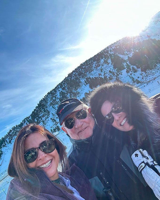 Nuria Roca con su familia en la nieve