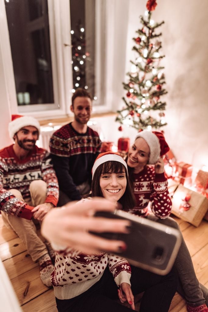 amigos celebrando navidad 