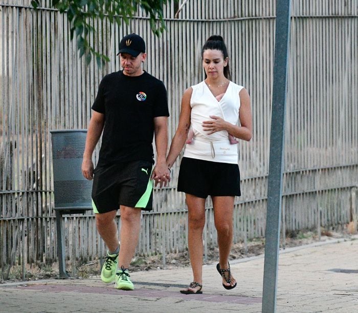 Cristina Pedroche y David Muñoz paseando con su hija Laia