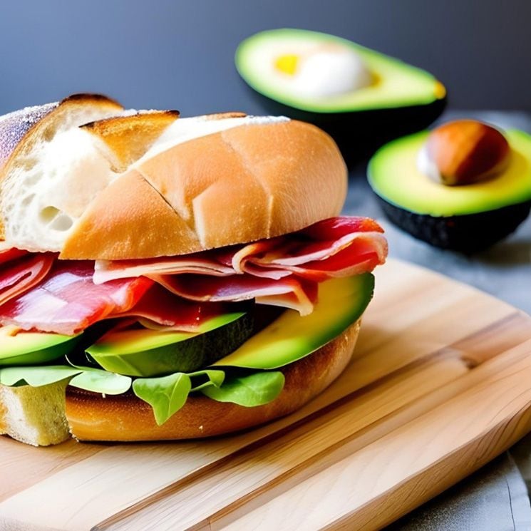 Bocadillo de aguacate y jamón