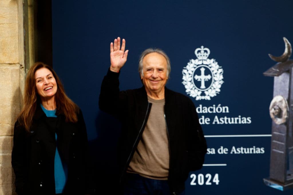 Joan Manuel Serrat junto a su mujer, Candela