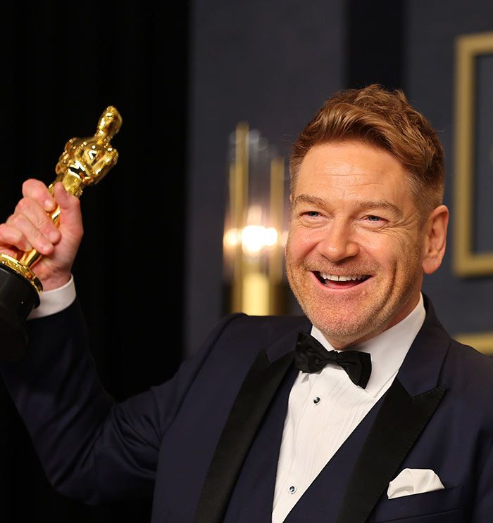 Kenneth Branagh recibió el Oscar por el mejor guión de 'Belfast', el largometraje que retrató la ciudad en la que se crió el actor