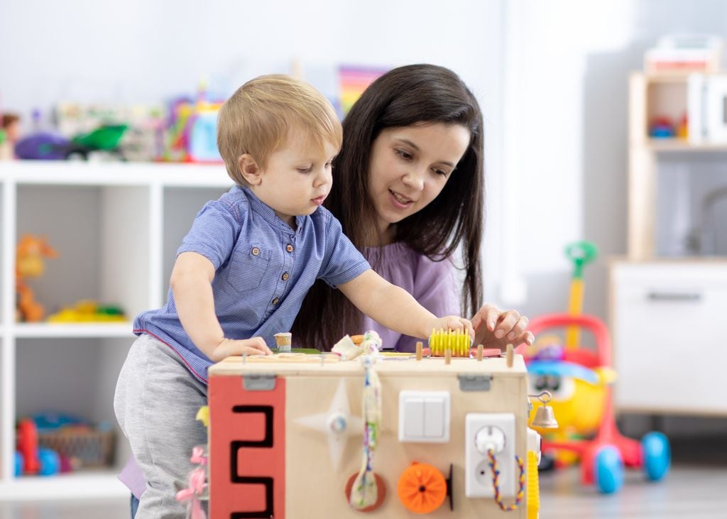 Bebé jugando con su madre en la habitación