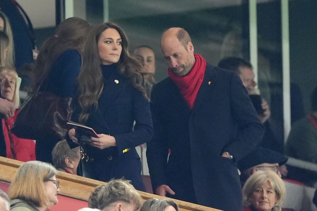 Guillermo y Kate, durante el partido del Torneo de las Seis Naciones celebrado en Cardiff, el pasado 15 de marzo, donde se puede apreciar el pin que celebra el afecto a Gales e Inglaterra