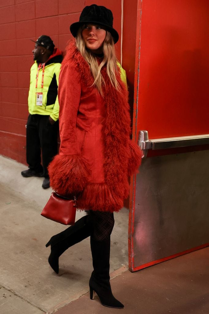 Taylor Swift observa antes de un partido entre los Kansas City Chiefs y los Houston Texans en el GEHA Field del Arrowhead Stadium el 21 de diciembre de 2024 en Kansas City, Missouri