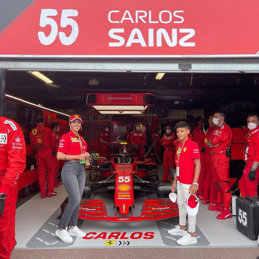 Georgina y Cristiano Jr disfrutan de los boxes de Ferrari