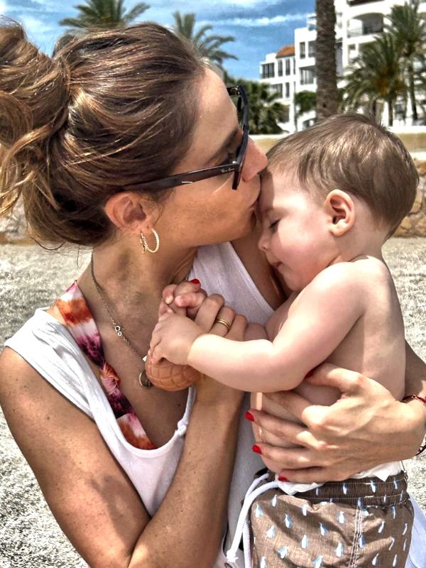 Lucía Villalón junto a su hijo Diego en la playa