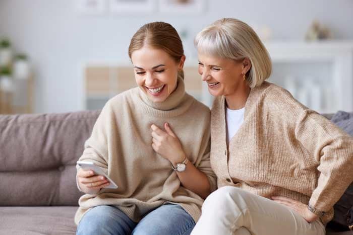 mujer con su suegra