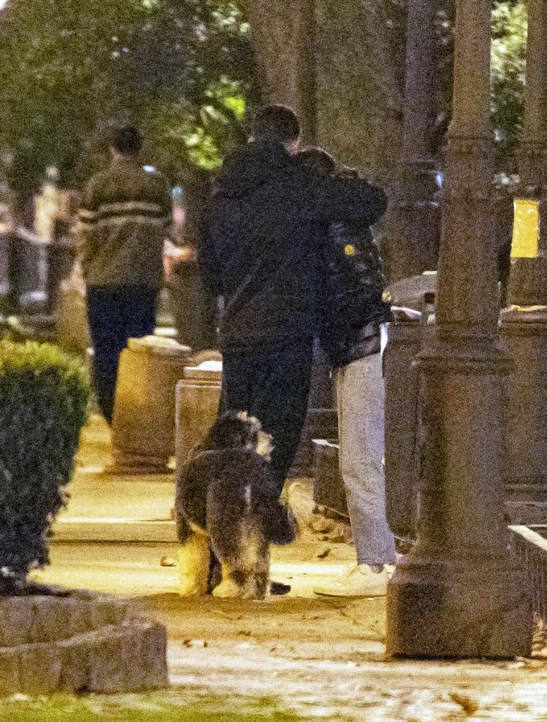 Ana de Armas y su novio, Manuel Anido, pasean con su mascota y demuestran su amor por las calles de Madrid.