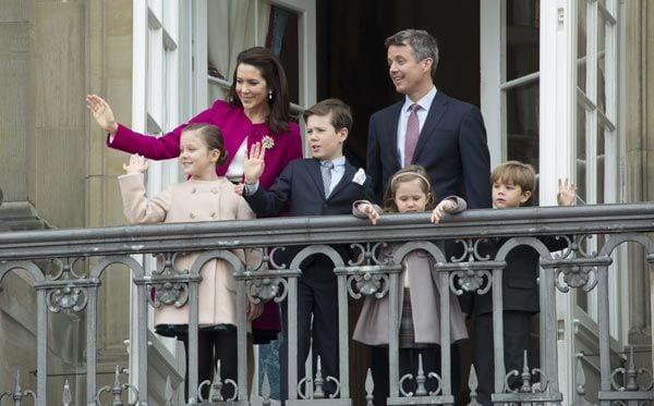 El príncipe heredero de Dinamarca saluda en compañía de su mujer, la princesa Mary, y sus cuatro hijos: Christian, Isabella, Vincent y Josephine
