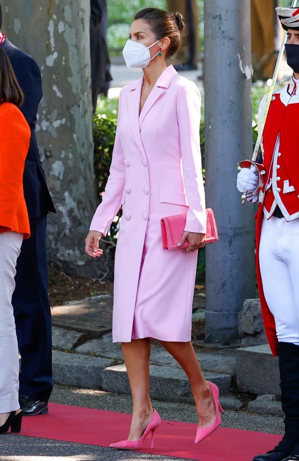 Reina Letizia con vestido rosa