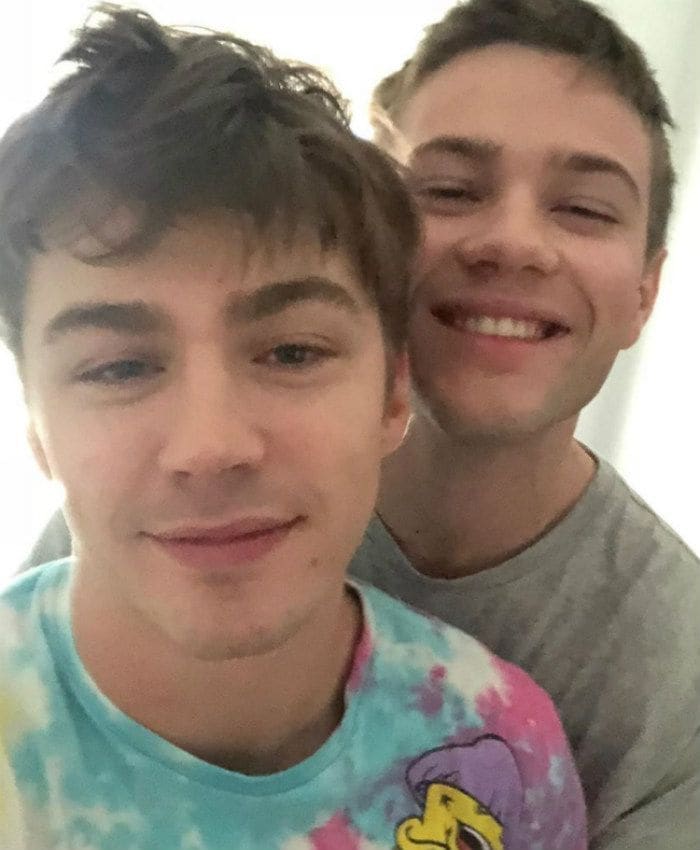 Miles Heizer y Connor Jessup