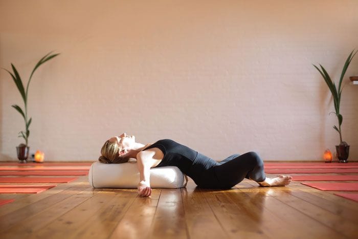 mujer haciendo yoga