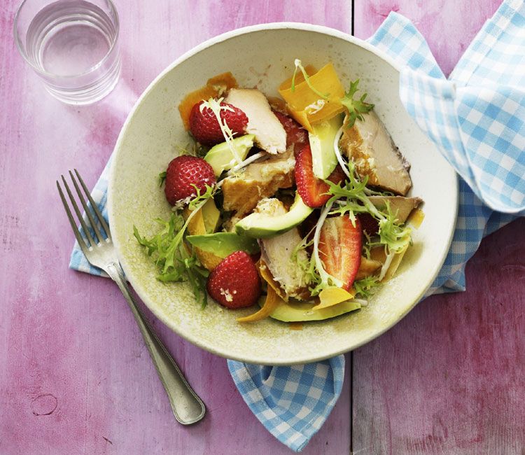 Ensalada de fresas, aguacate y pollo